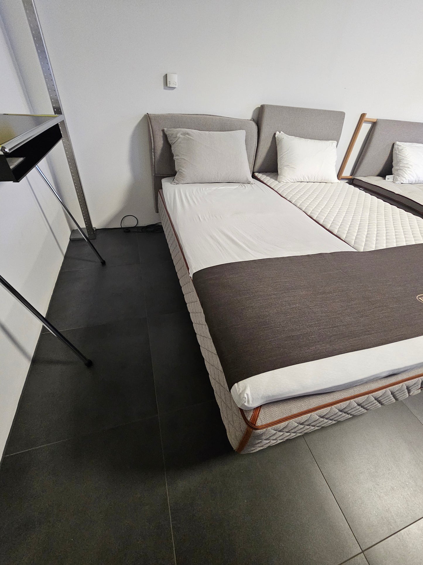 Verkauft - DUX 1001 inkl. Kopfteil Faruk 90 x 200cm inkl. Pascal de Luxe Auflage 30% Rabatt