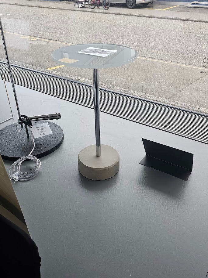 Dreieck Design GLASBEISTELLTISCHE ROTON mit Betonfuss
