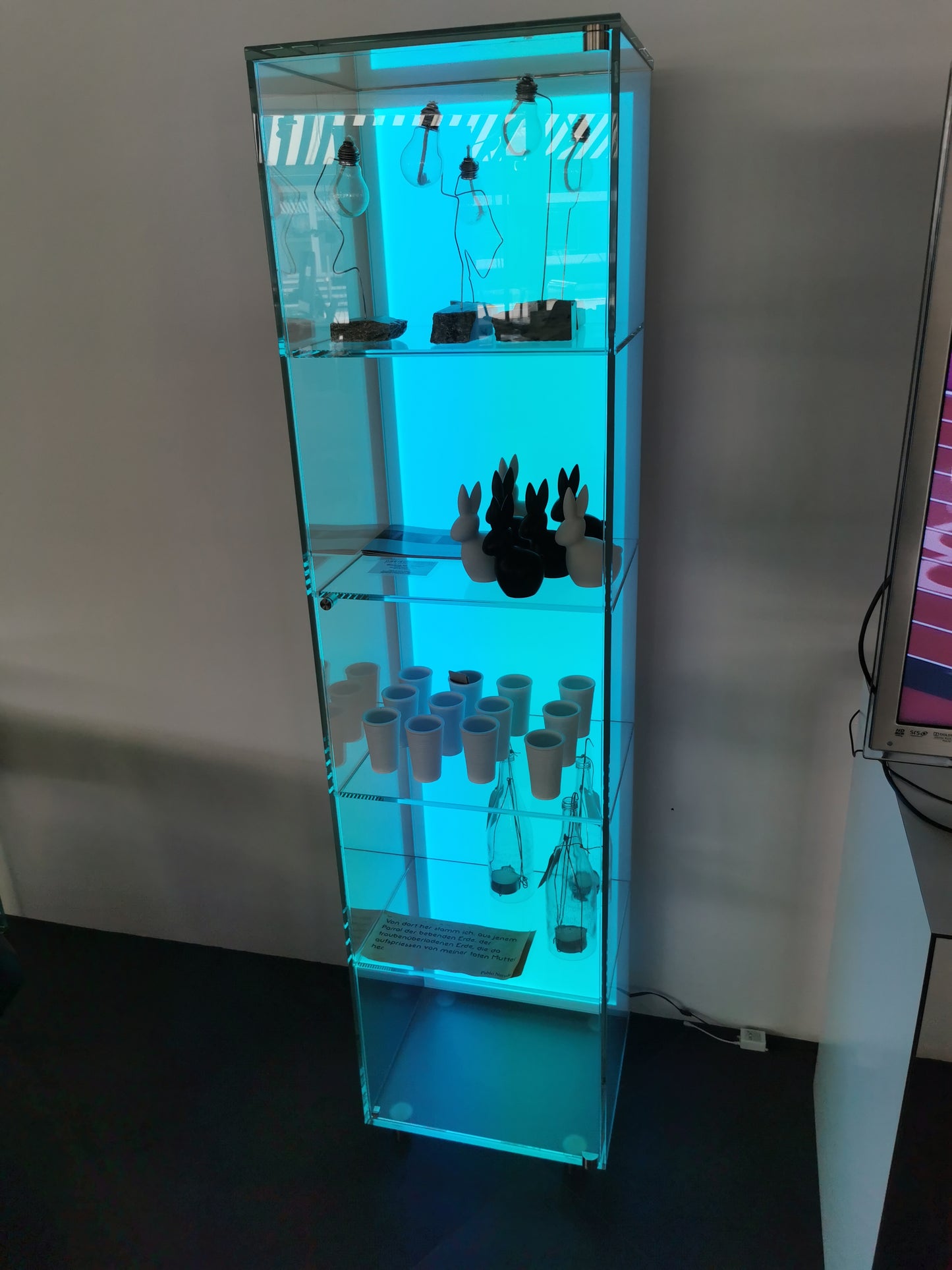 Dreieck Design Glasvitrine Solus Backlight Float Optiwhite Spezialpreis ab Ausstellung