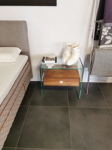 Dreieck Design Pure Wood Nachttisch mit Schubladenelement Nussbaum