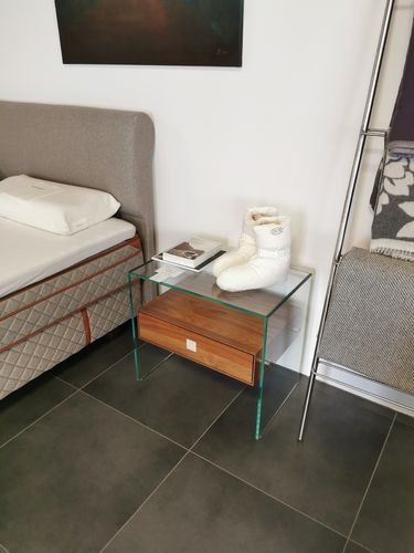 Dreieck Design Pure Wood Nachttisch mit Schubladenelement Nussbaum