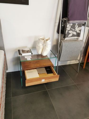 Dreieck Design Pure Wood Nachttisch mit Schubladenelement Nussbaum