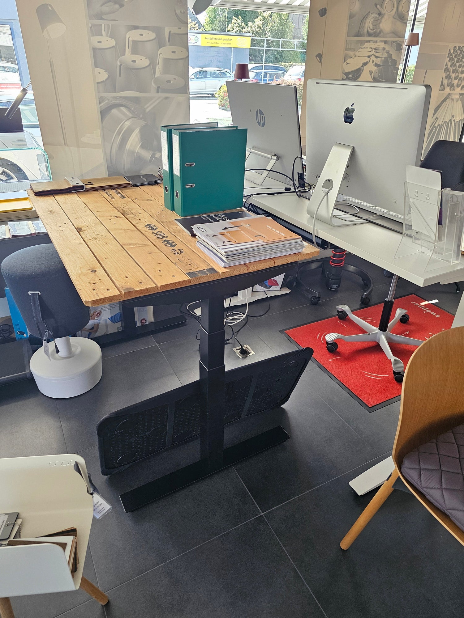 Steh- Sitztische ab Ausstellung im Abverkauf