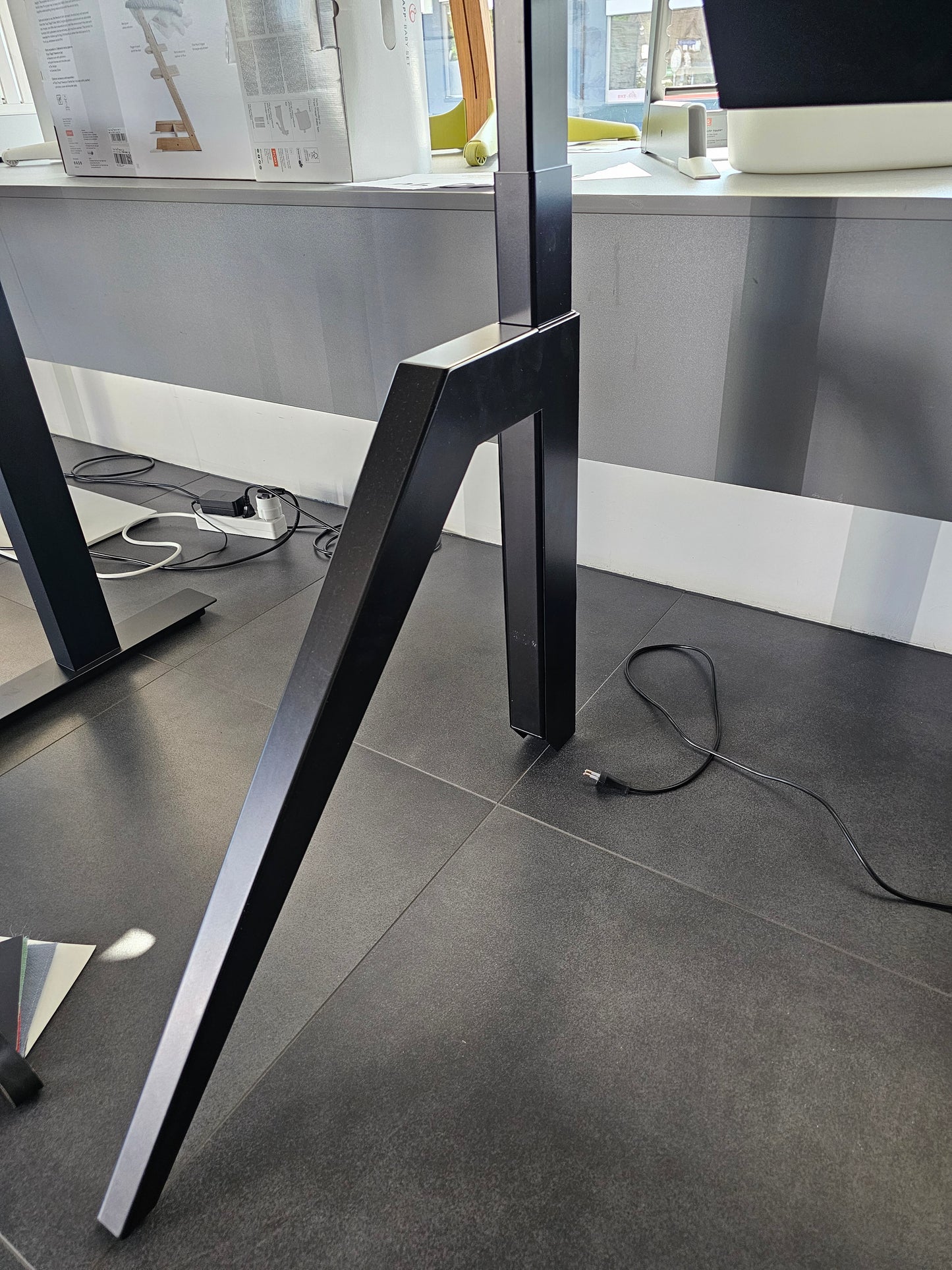 Holmris Steh-Sitztisch Cabale ab Ausstellung 50% Rabatt