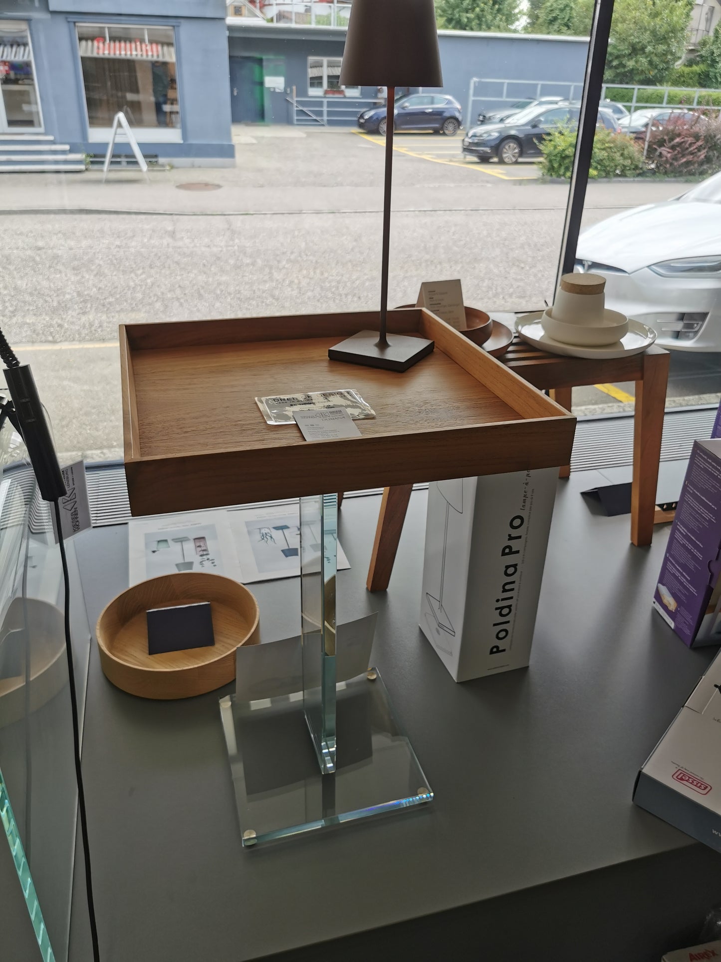 Dreieck Design Beistelltisch Copain mit Nussbaumtablar